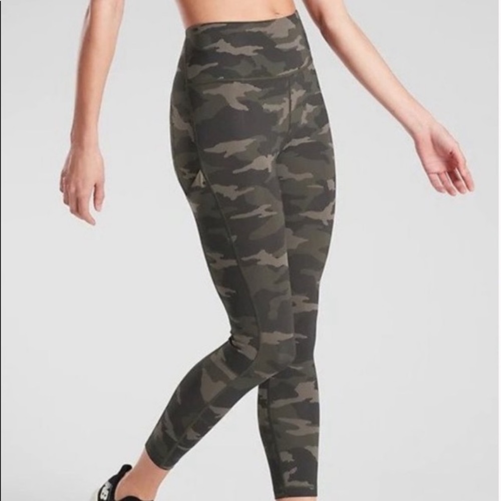 - Athleta Ultimate Stash 7/8 Leggings